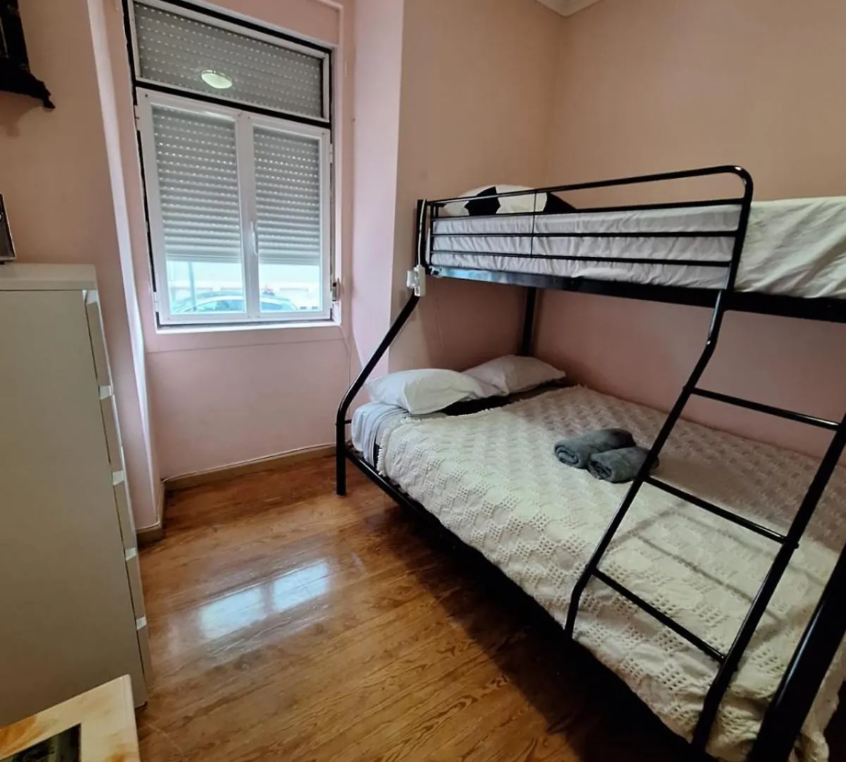 Quarto Barato Privativo Com Casa De Banho E Areas Comuns Partilhada Com Outros Hospedes Lisbon Portugal