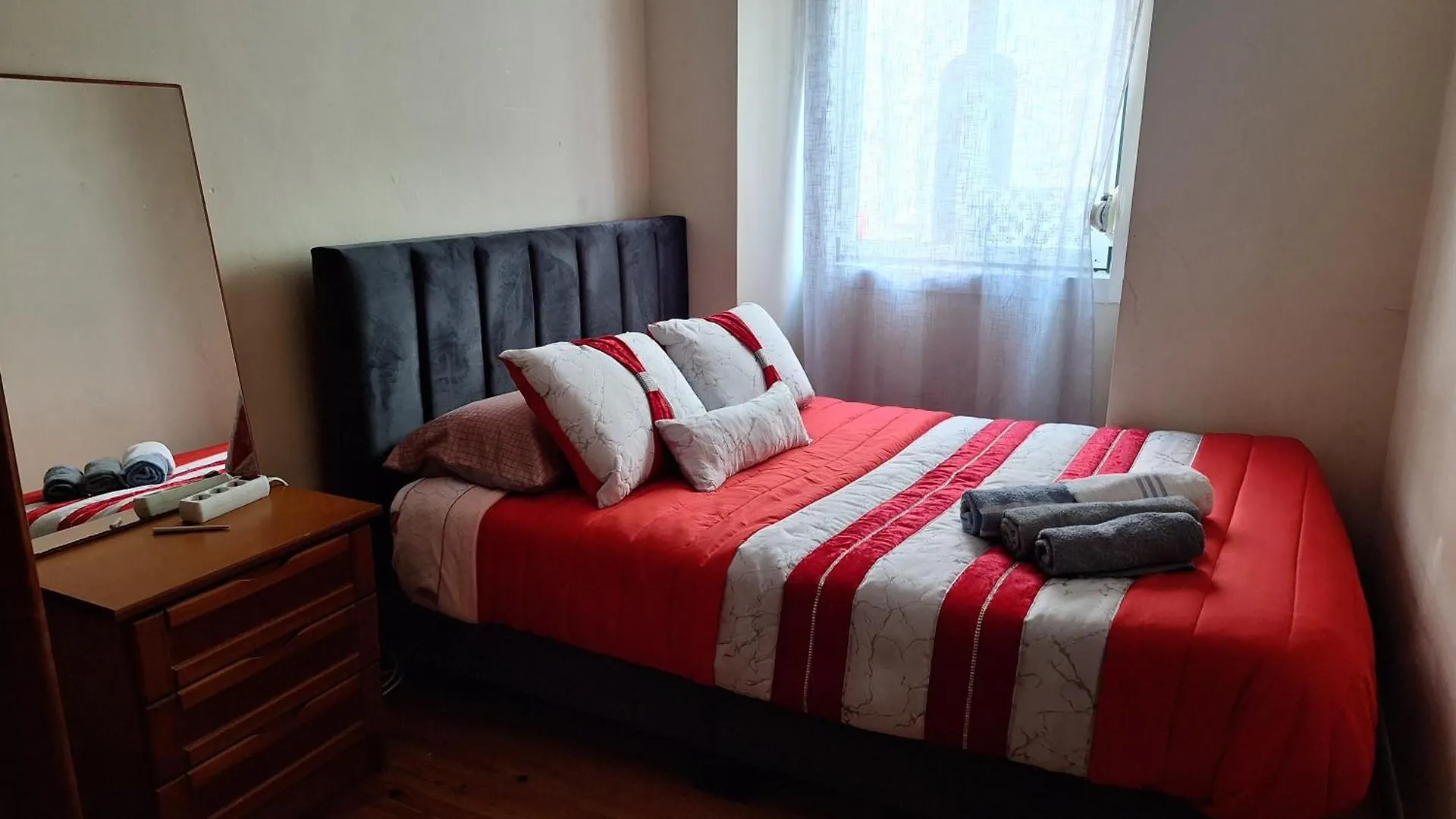 Quarto Barato Privativo Com Casa De Banho E Areas Comuns Partilhada Com Outros Hospedes Lisbon
